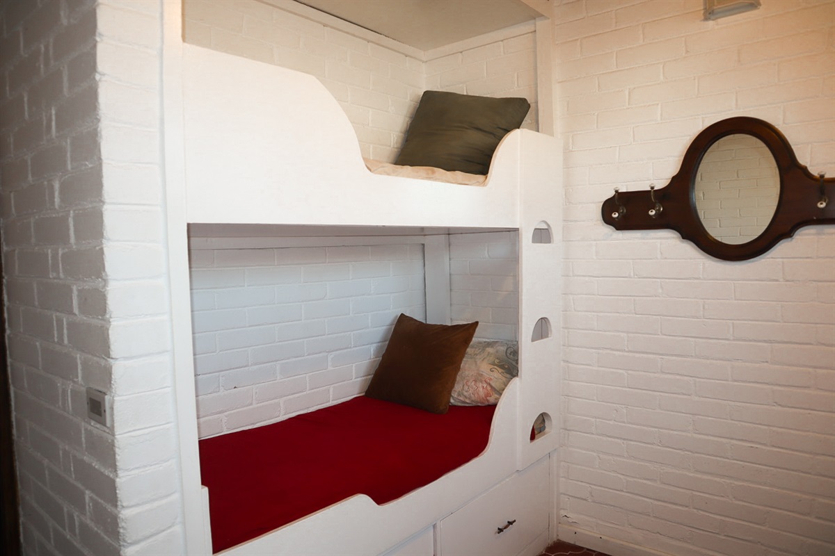 Middle Bedroom with 3 Twin Beds