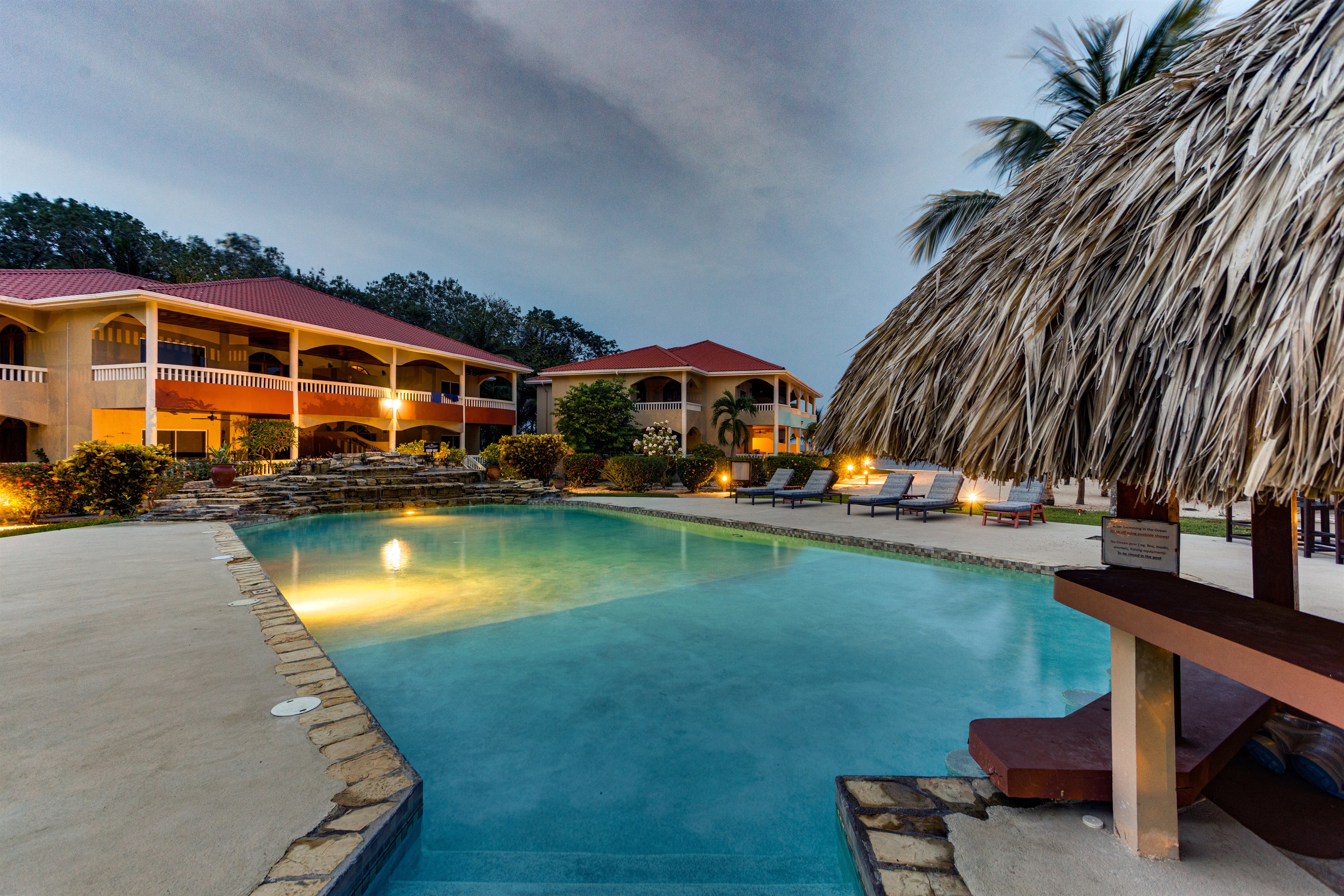 The view of the pool and the buildings