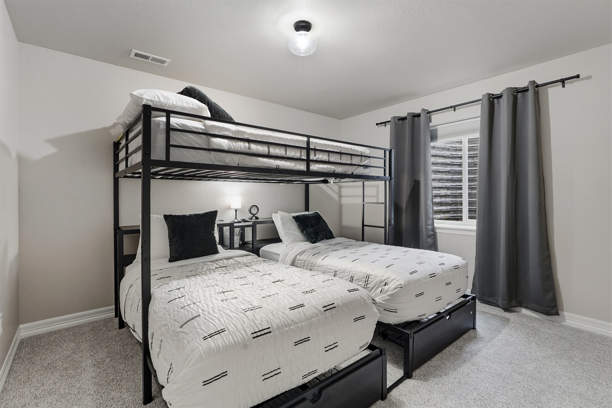 Downstairs Bunkbed Room! 2 Twins & 1 Full Bed!