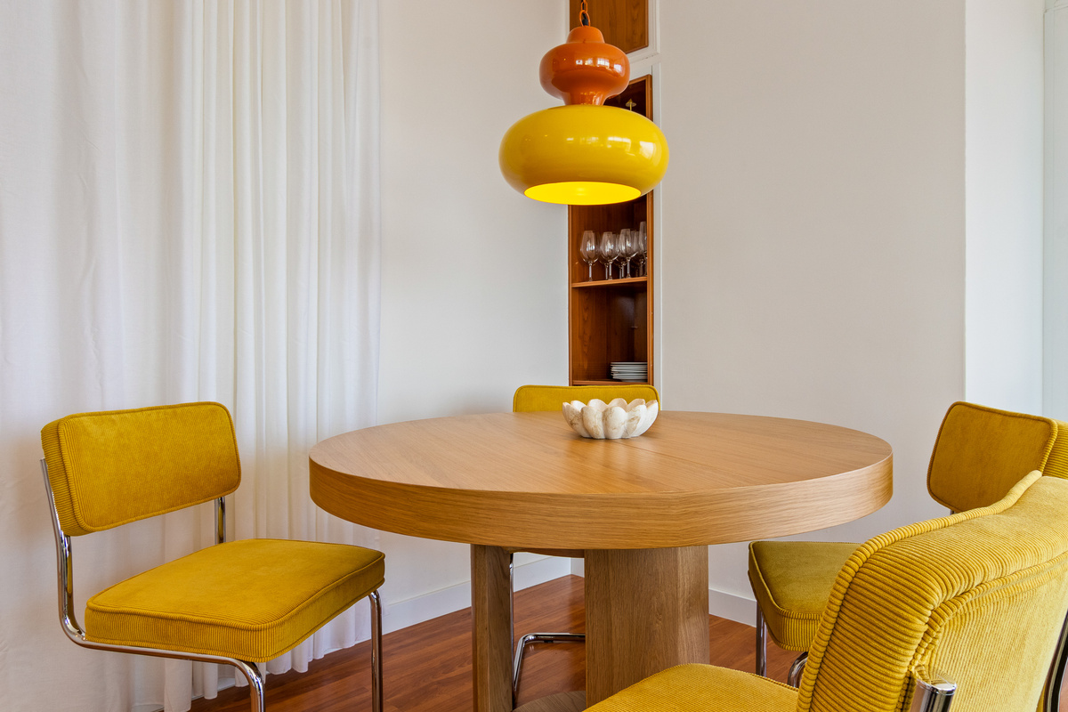 Dining area for relaxed breakfasts, meals and longer stays.