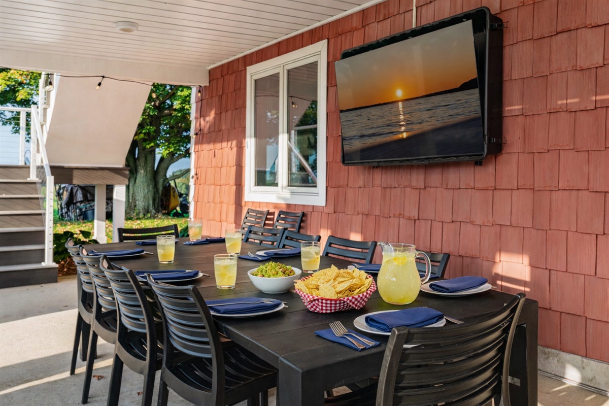 One of our favorite guest moments — dinner on the patio.
Shaded seating, space for everyone, and the perfect spot for casual summer meals after a day on the water.