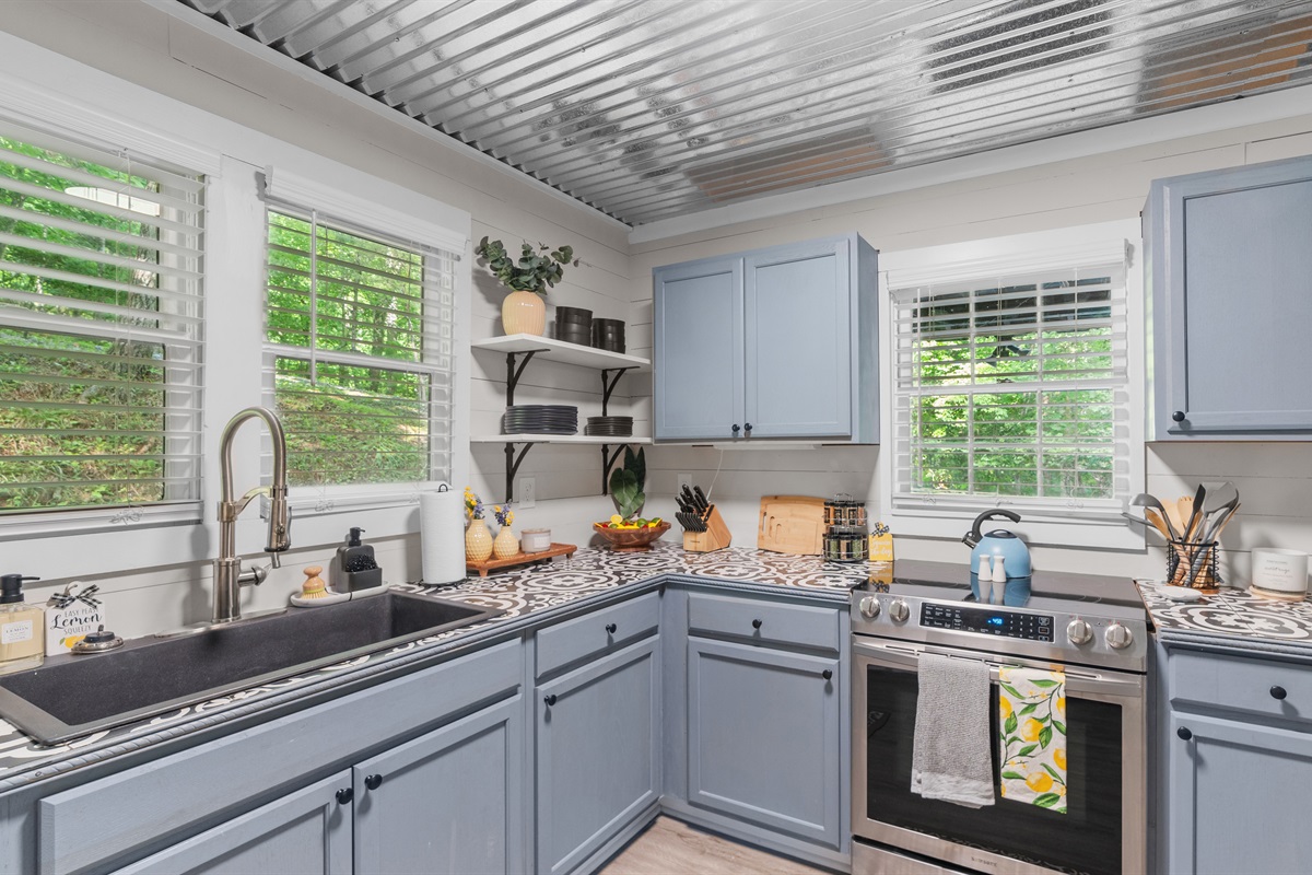 kitchen w/ SS appliances 