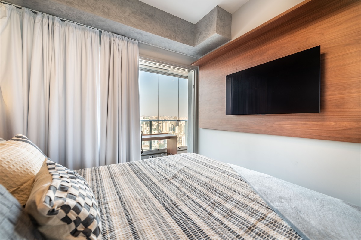 Descanso e entretenimento 📺 Quarto equipado com TV de tela plana, ar-condicionado e cama queen. Perfeito para relaxar após um dia em São Paulo.