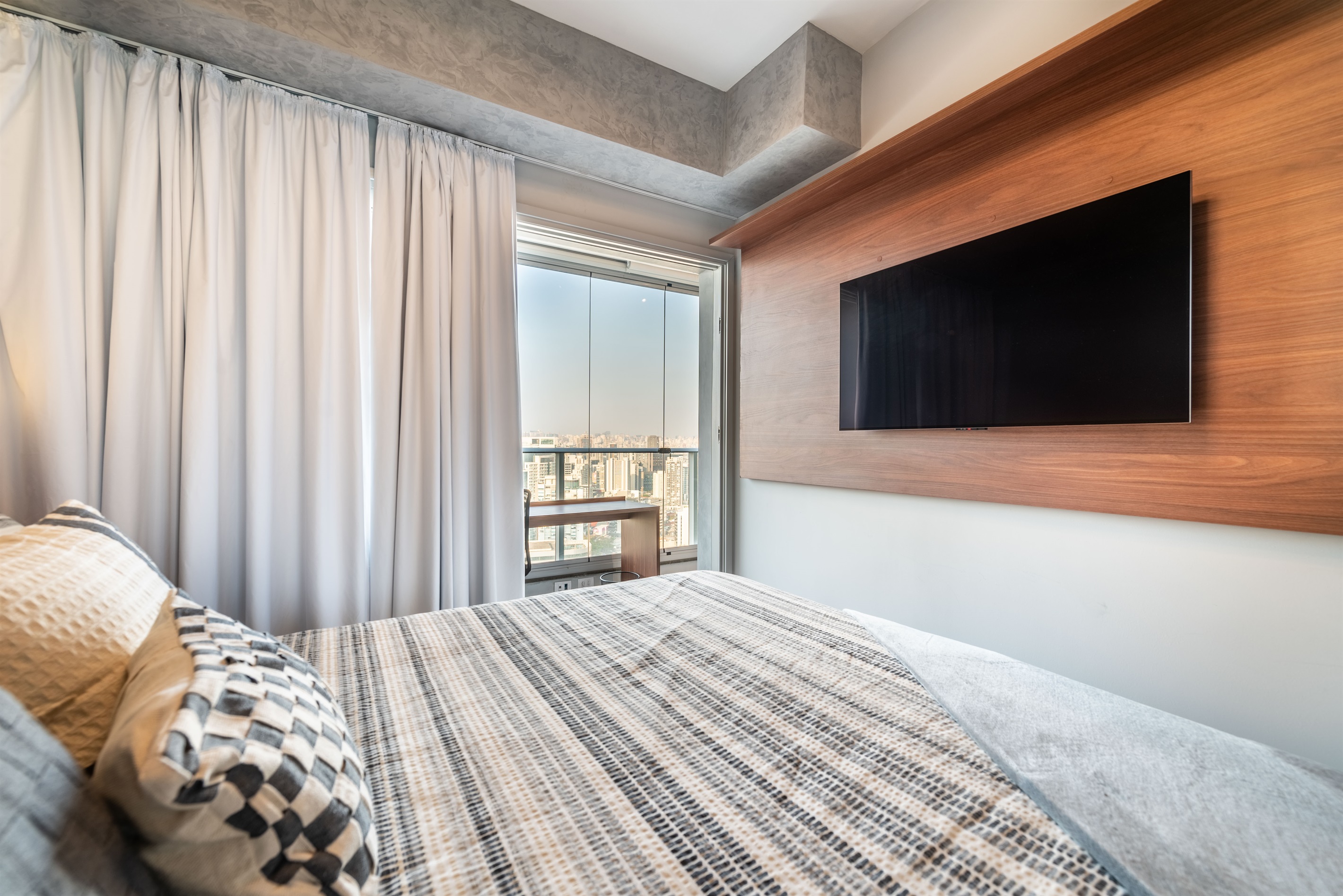 Descanso e entretenimento 📺 Quarto equipado com TV de tela plana, ar-condicionado e cama queen. Perfeito para relaxar após um dia em São Paulo.