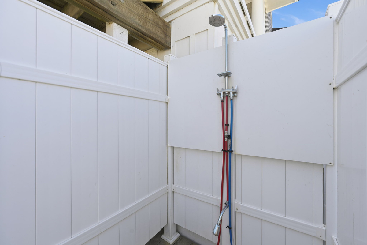 Rinse away the sand and salt in the convenient enclosed hot/cold outdoor shower—perfect after a day at the beach.