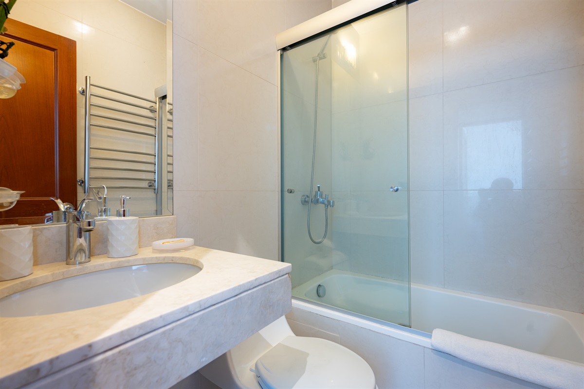 Fully equipped shared bathroom, conveniently located near the bedrooms  /  Baño compartido totalmente equipado, ubicado convenientemente cerca de los dormitorios