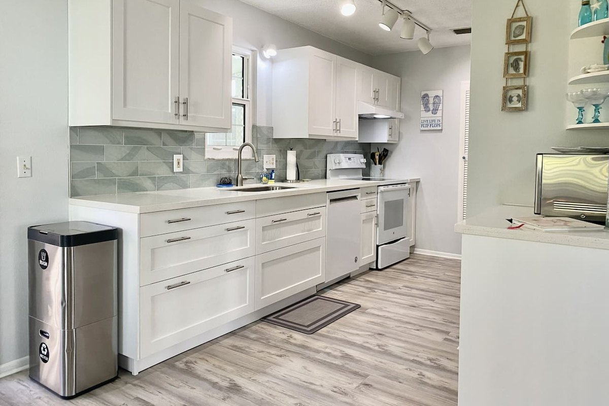 A bright, beach-inspired kitchen fully equipped with everything you need to cook and enjoy meals together—from cookware and utensils to modern appliances. Perfect for everything from morning coffee to a fresh seafood dinner!