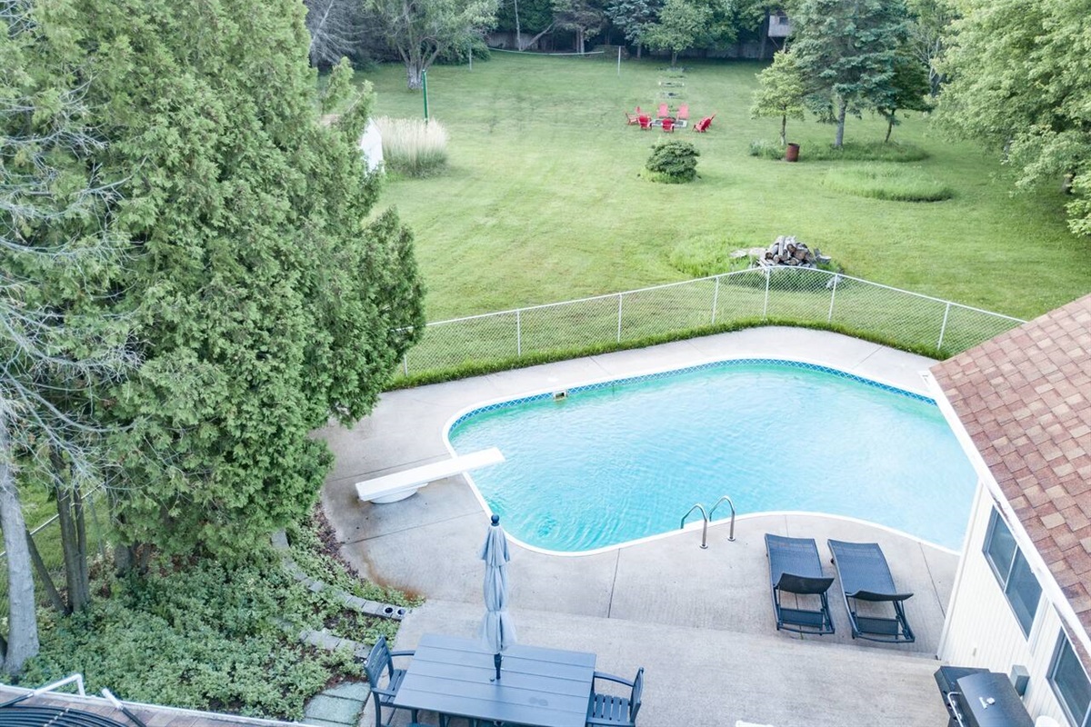 Backyard (volleyball/horse shoes/pool/patio/grill