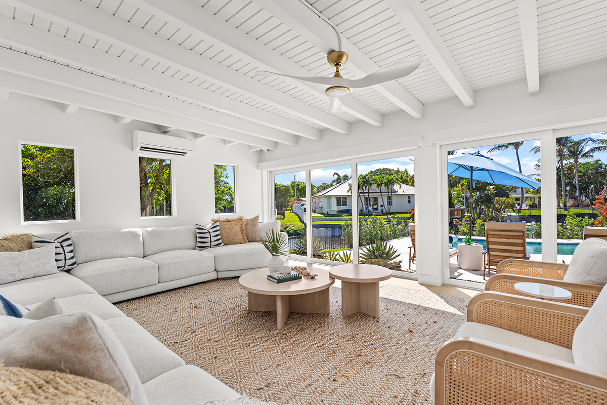 🌞 Sun-filled living spaces invite you to relax, reconnect, and enjoy every moment of your stay.