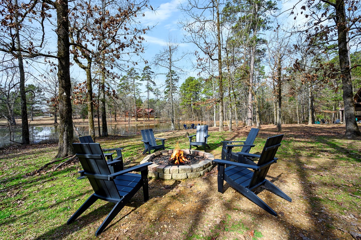 Fire Pit Area:
A dedicated fire pit lounge with ample seating for gathering. Ideal for cool evenings, conversations, and classic s’mores without ever leaving the property.