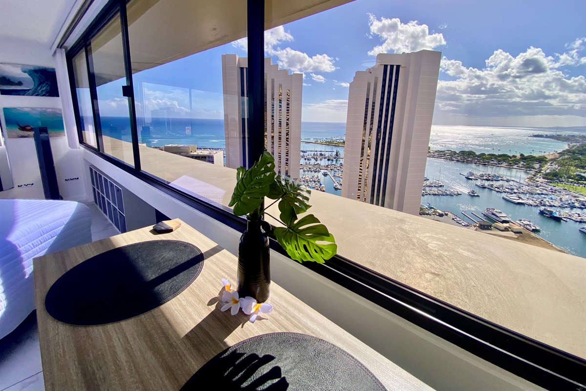 Dine with an unforgettable view — overlooking the Ala Wai Boat Harbor and the turquoise waters of Waikīkī. Whether it’s morning coffee or sunset cocktails, this breathtaking vantage point captures the essence of island luxury and relaxation.