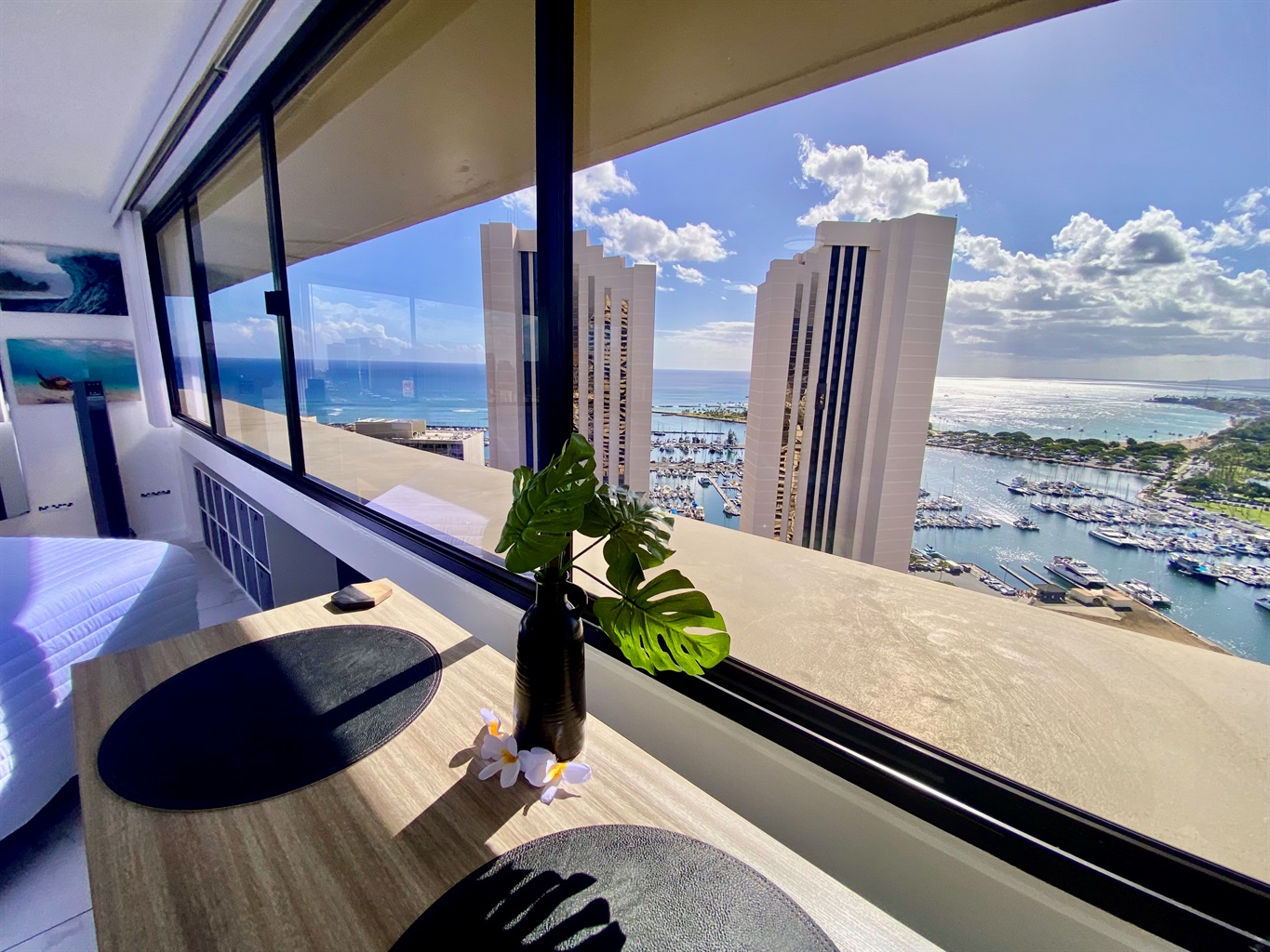 Dine with an unforgettable view — overlooking the Ala Wai Boat Harbor and the turquoise waters of Waikīkī. Whether it’s morning coffee or sunset cocktails, this breathtaking vantage point captures the essence of island luxury and relaxation.
