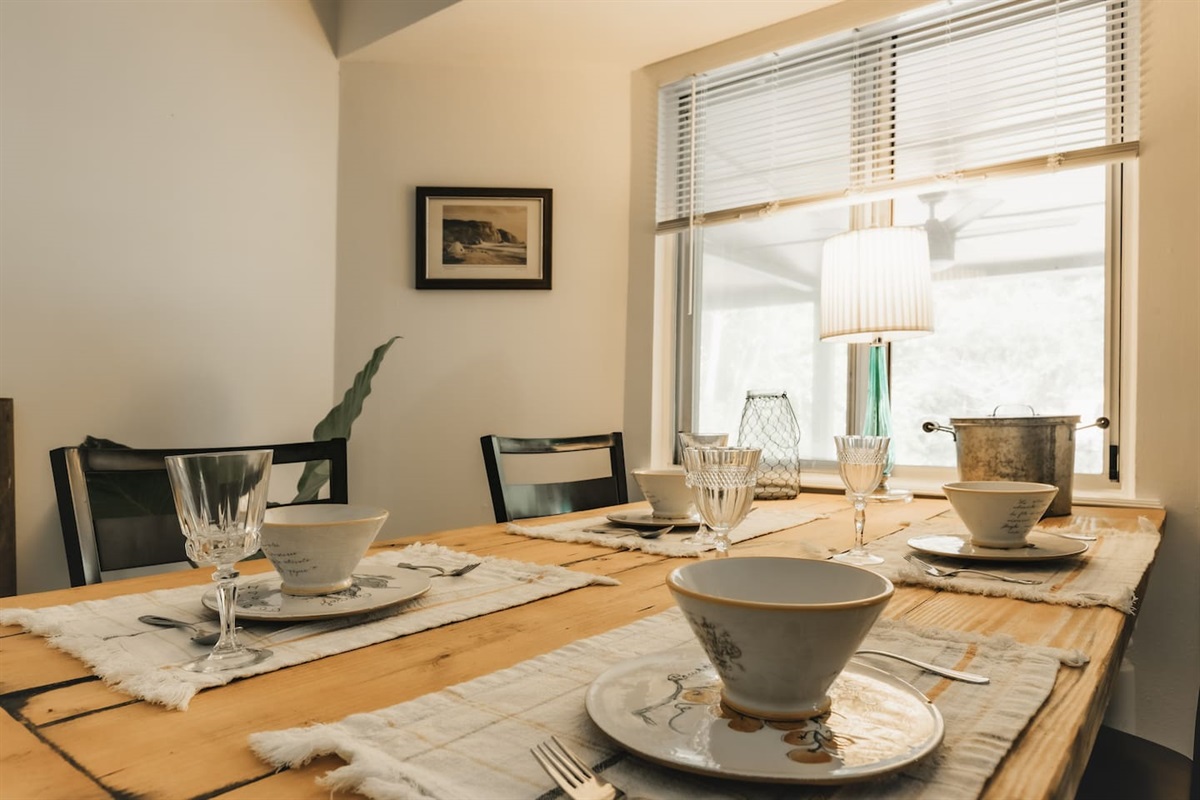 full kitchen with dining room for 6