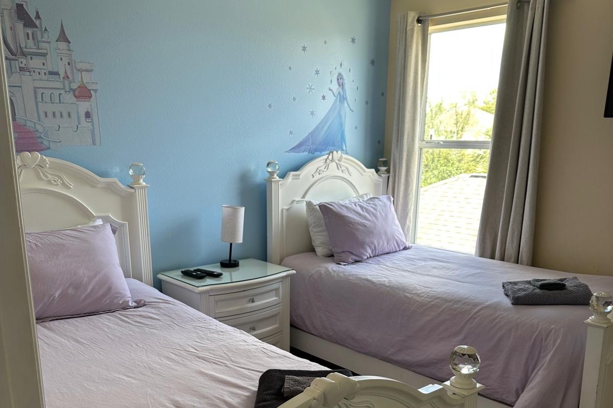 Frozen Bedroom, New Decor