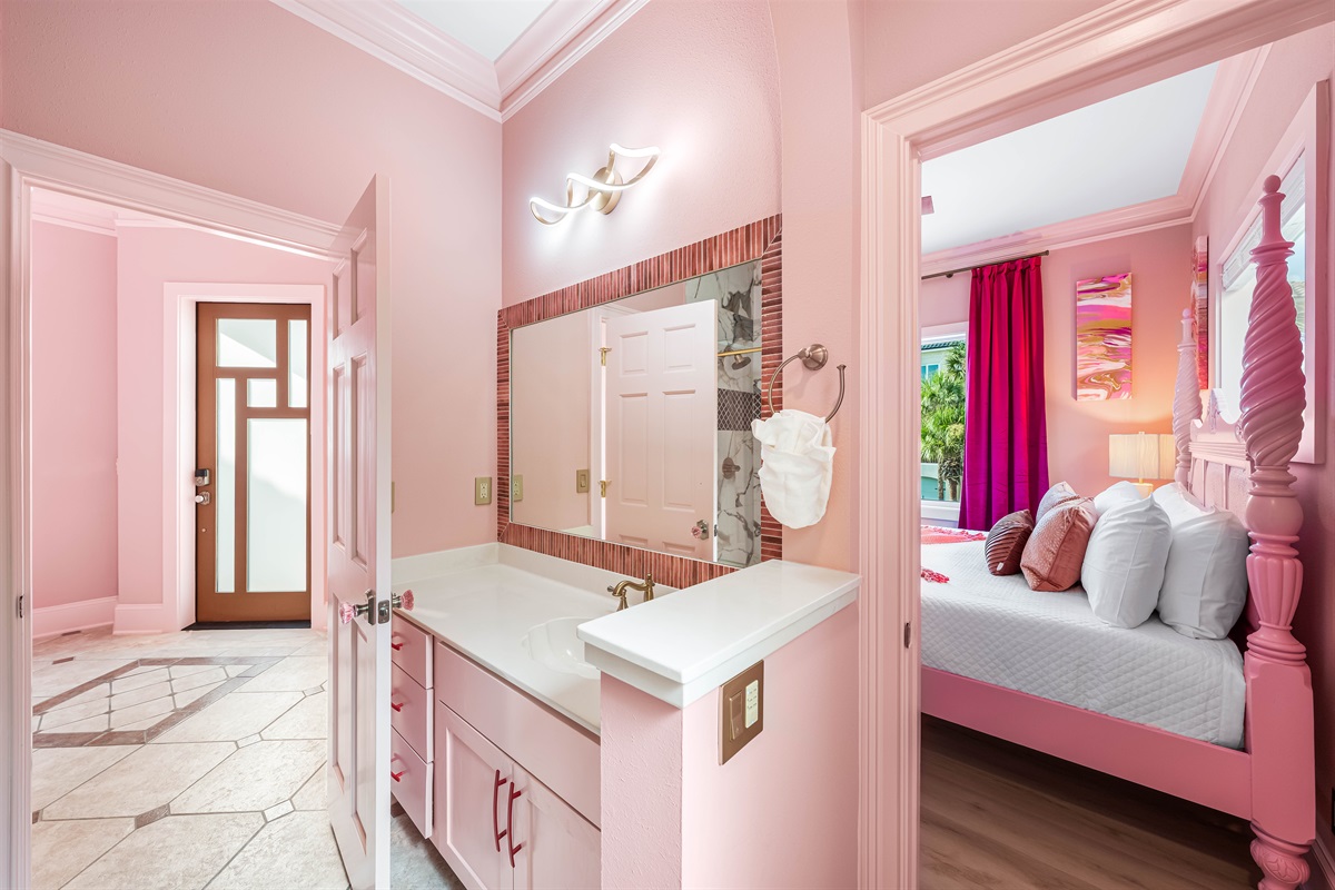 Second Floor Bath | Attached to King Suite & Common Area