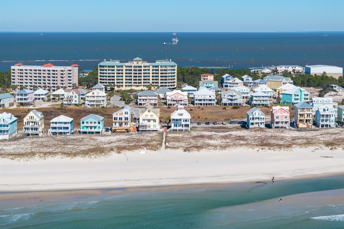 Mobile Bay is located across the street, and the neighborhood has a private beach on the Gulf of Mexico