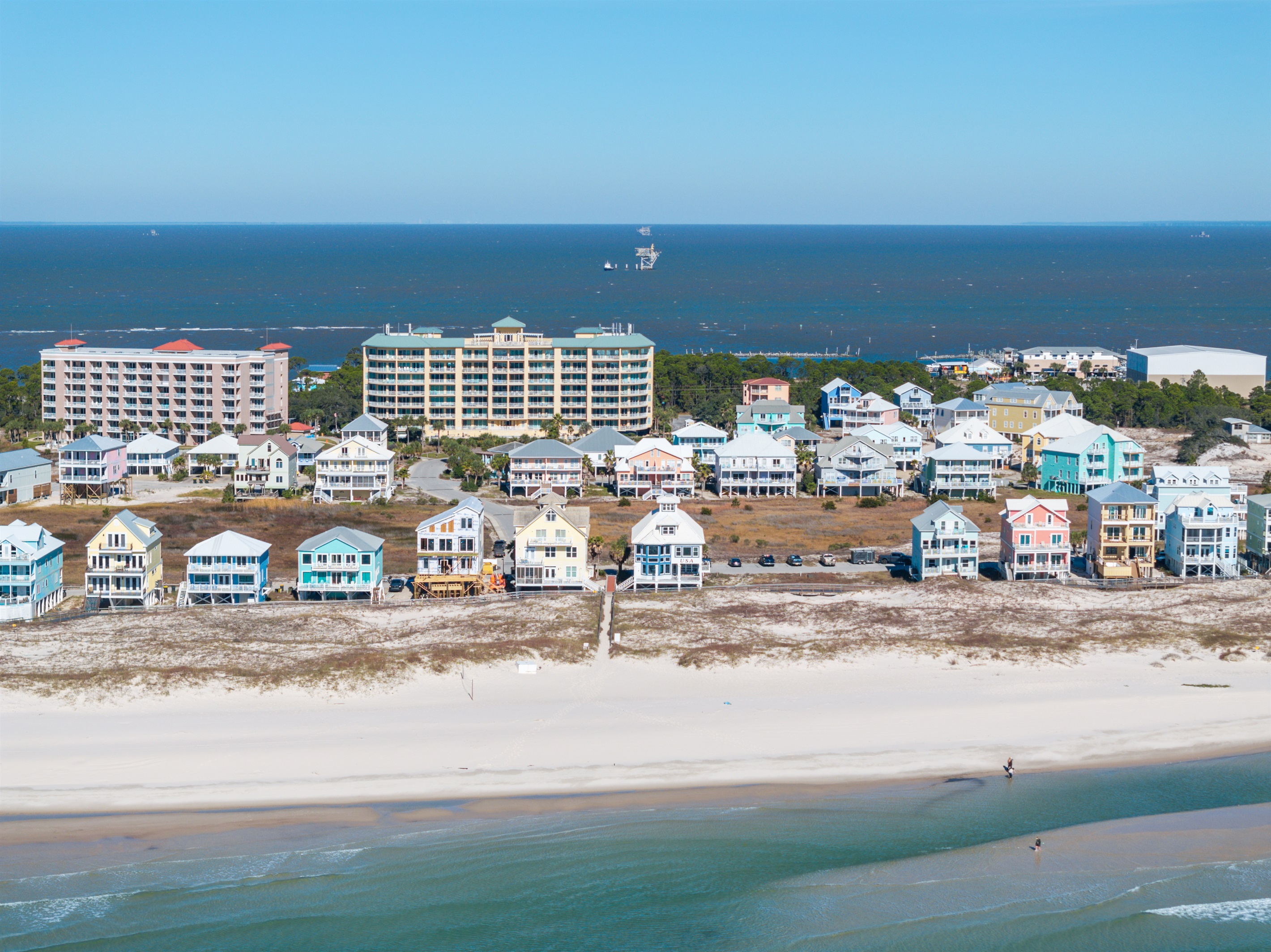Mobile Bay is located across the street, and the neighborhood has a private beach on the Gulf of Mexico