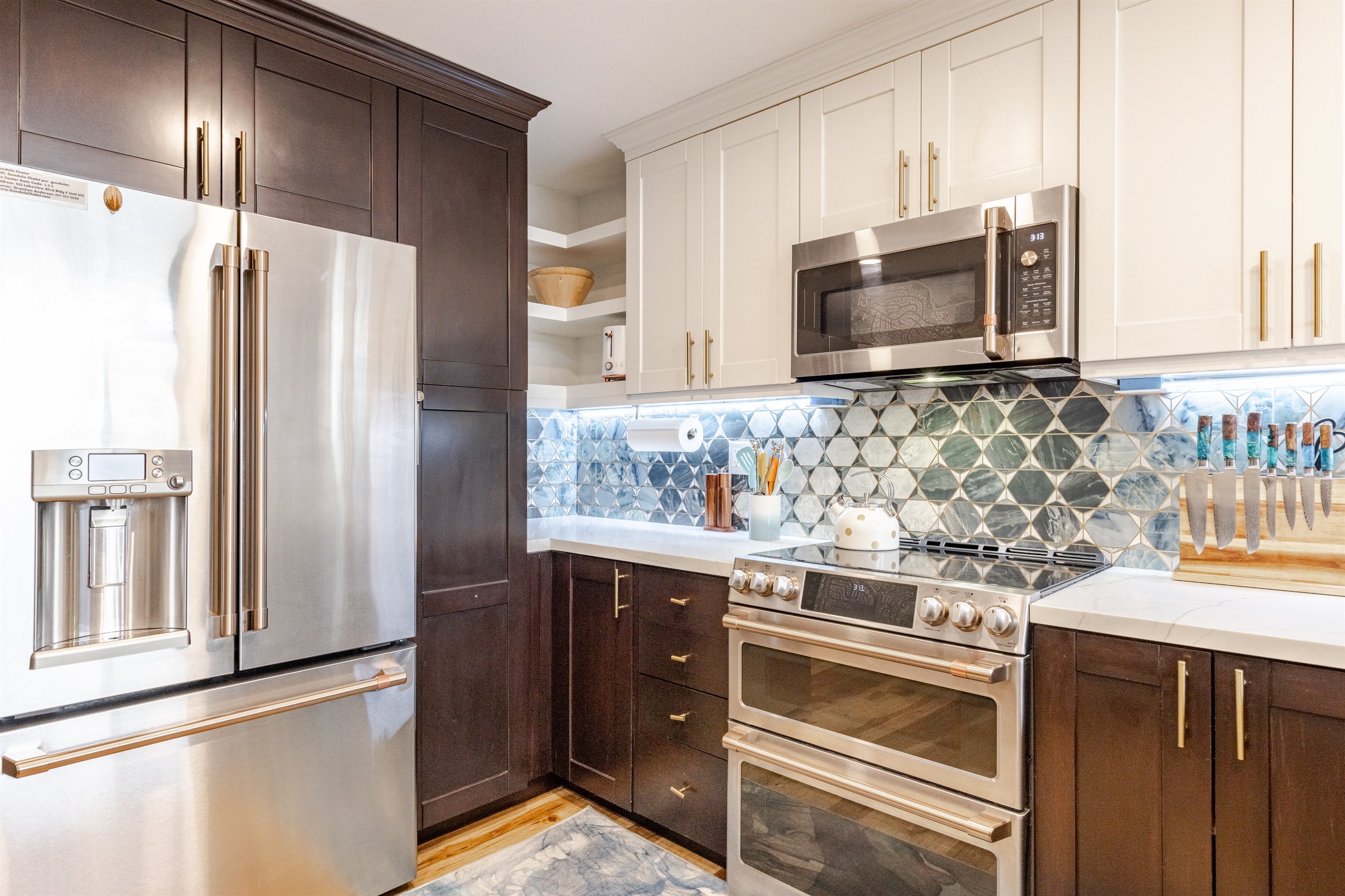 Chef's kitchen w/ premier appliances