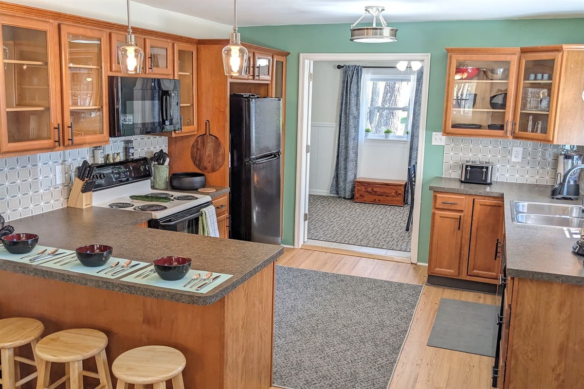 Kitchen equipped with glass panels so you can easily find what you're looking for! 

Fully stocked with everything you need including a blender, an air fryer, a bagel toaster, spices, cooking/bakeware, and cleaning supplies!