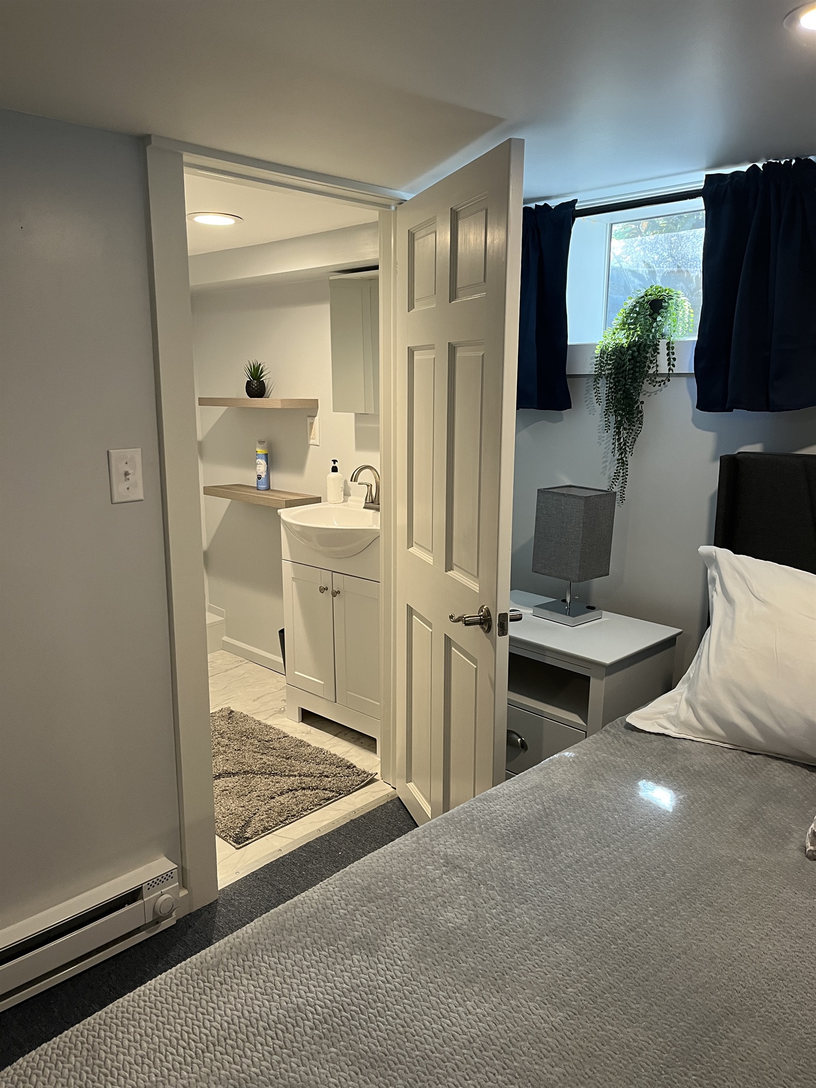 Lower Level King ensuite 1/2 bath