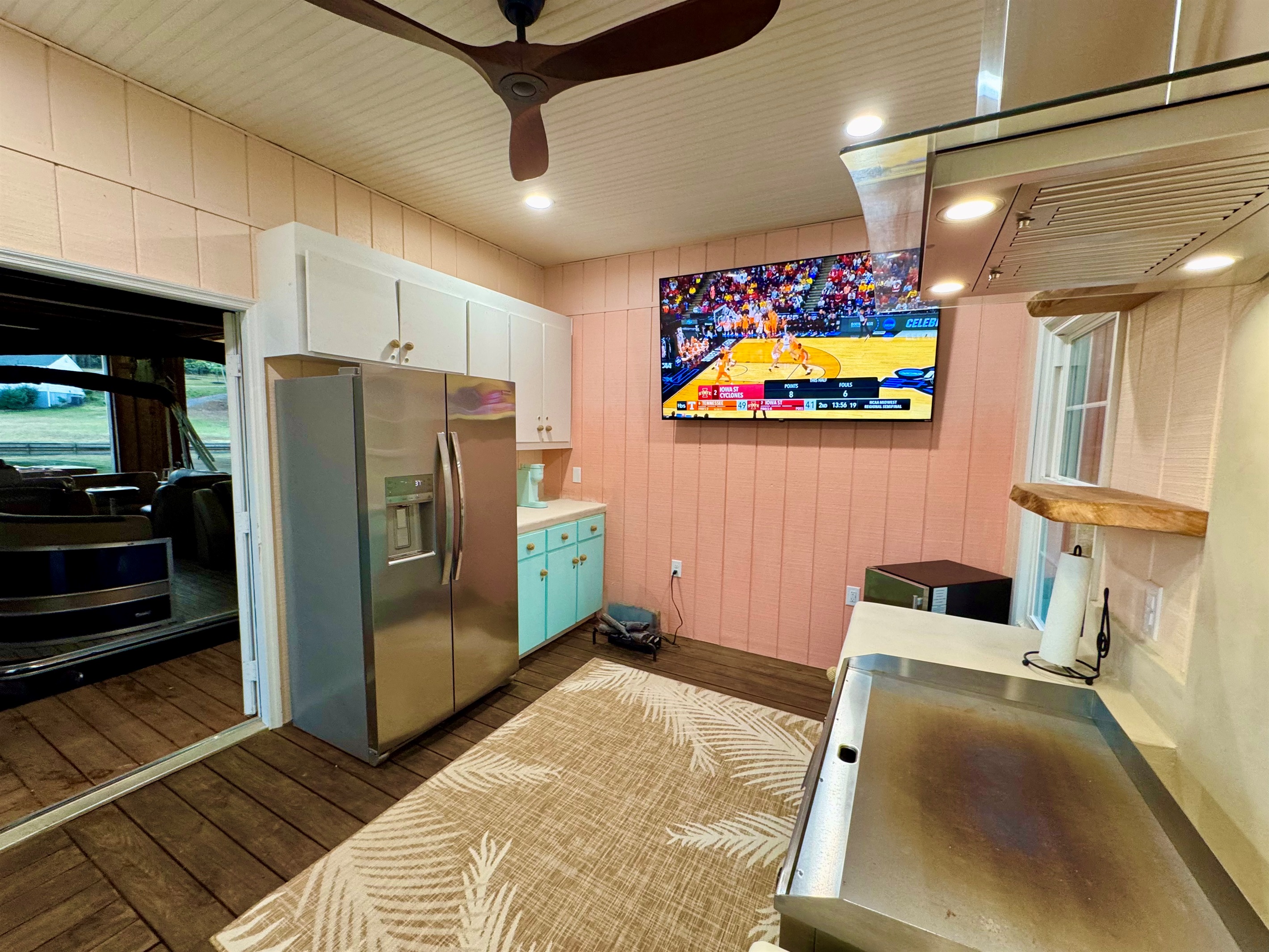 Cook breakfast on the water, then take three steps to get on the boat!