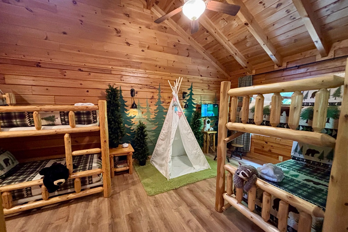 Wren family room with Queen on Queen and Twin on twin Bunk beds