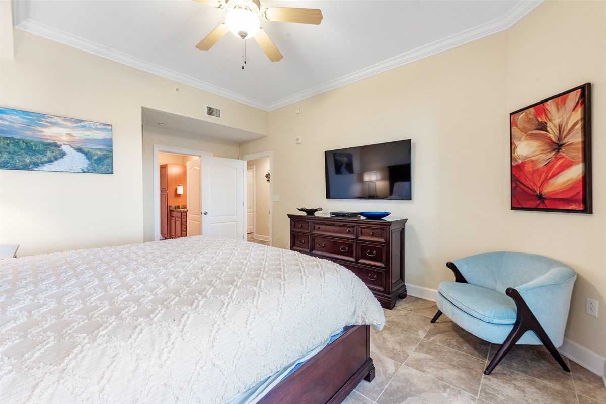 Guest bedroom with king bed, ceiling fan and en-suite bathroom  