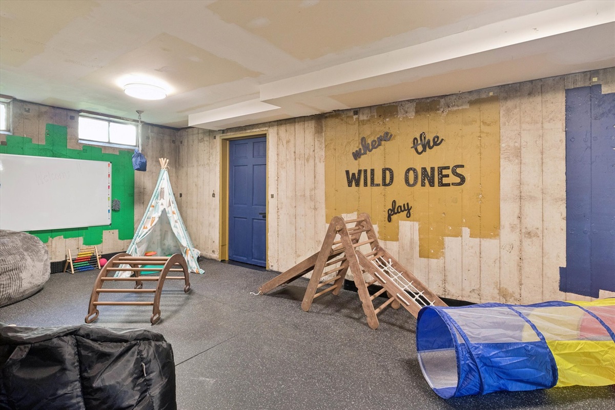 Built for imagination—ND hues, industrial charm, and a cozy play corner where kids can dream and explore. A family-friendly South Bend retreat near Notre Dame, made for joyful connection.