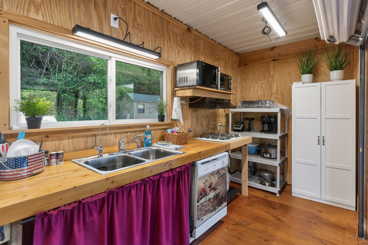Screened in pavilion - Full kitchen