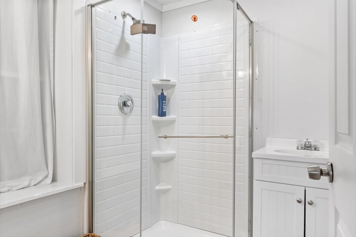 Guest Room 3 (Level 1): QUEEN bed, Smart TV, access to Updated Bathroom with Walk In Shower (Sleeps 2)