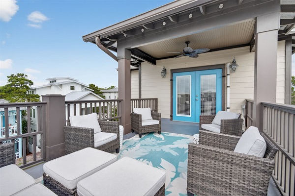 Enough seating for the whole family!