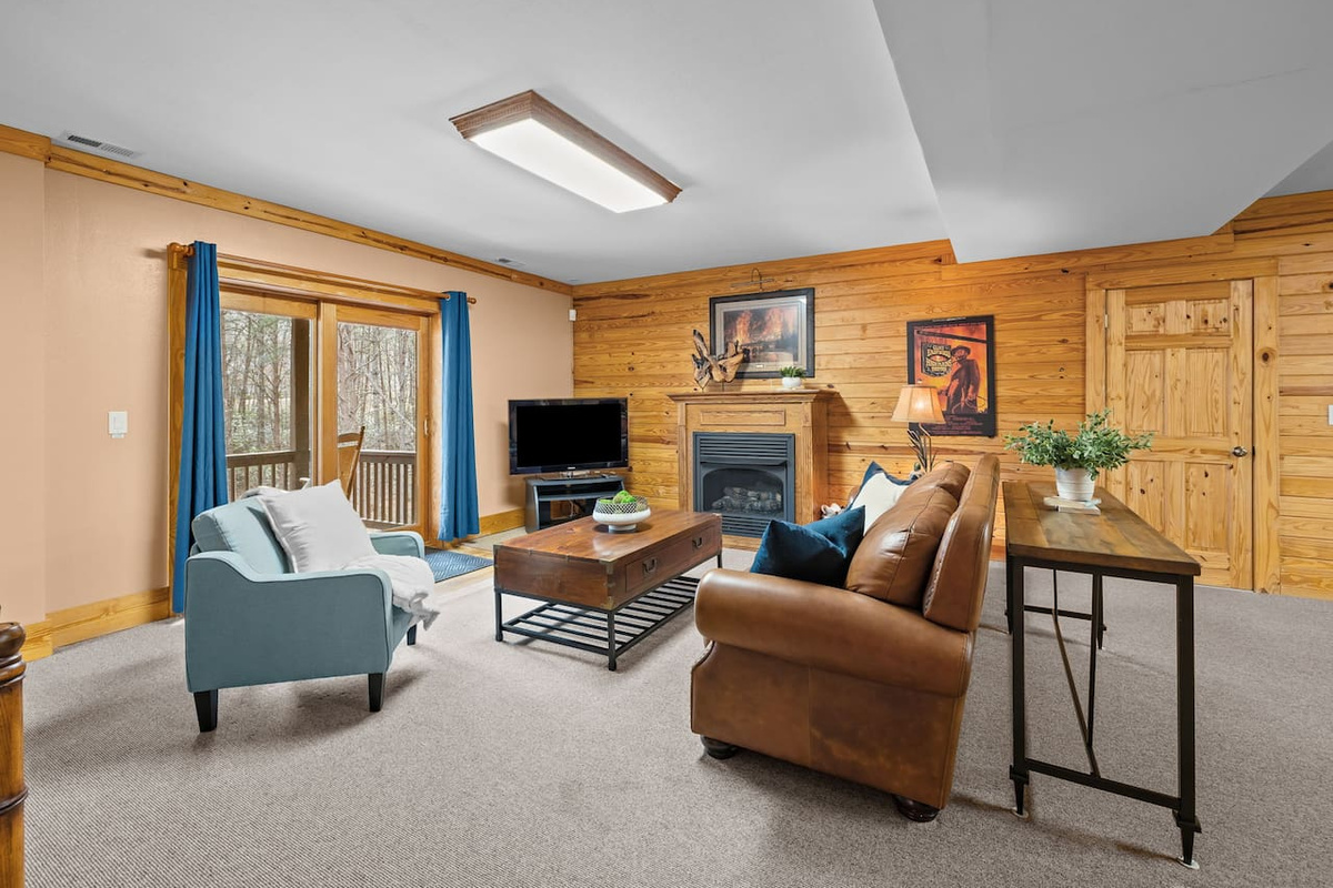 Lower level of the cabin