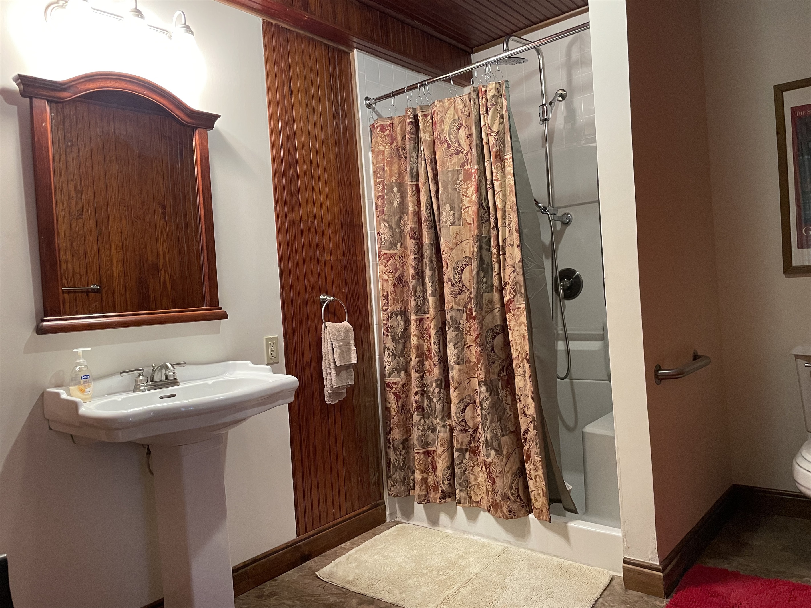 Ensuite bath in Queen #1+ Daybed room