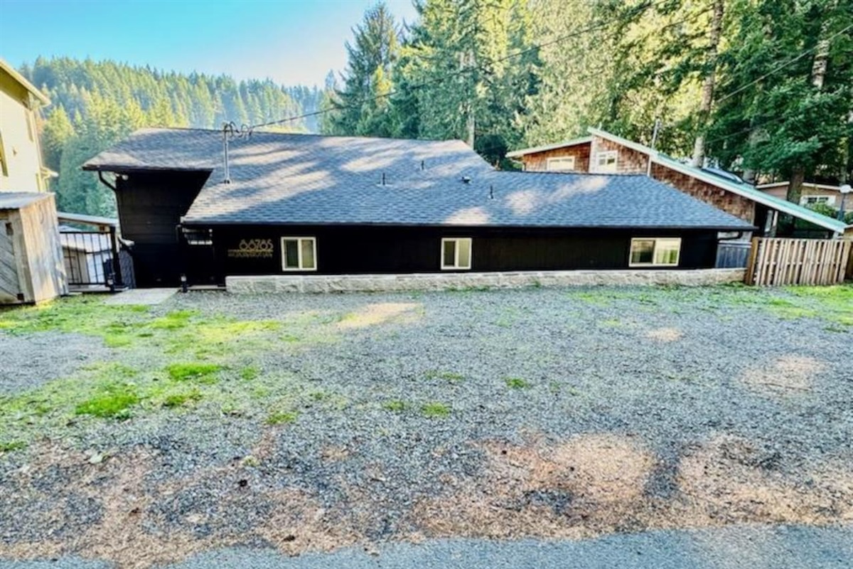 Parking for 4 cars, or 1 boat trailer and pick up