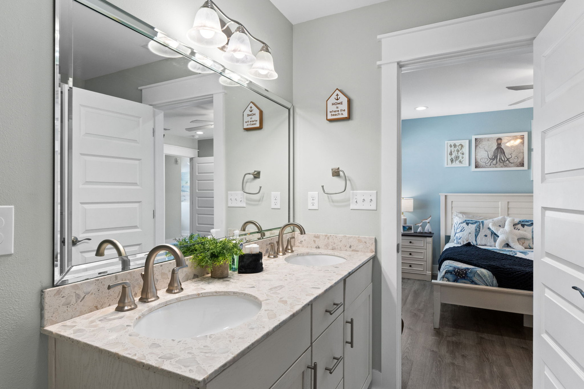 3rd floor full bath for queen room