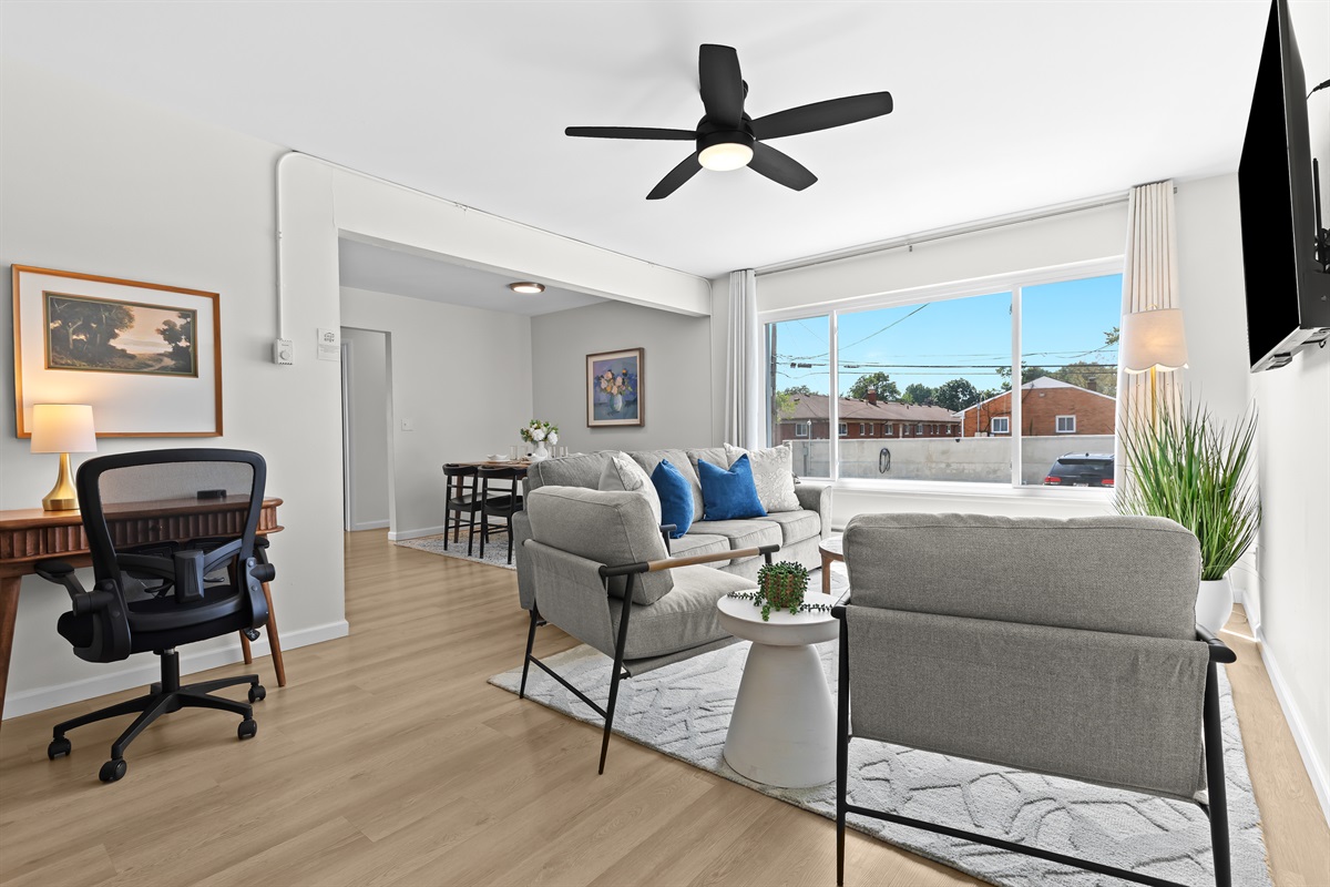Gather with friends or family in this comfortable and airy living room, ideal for conversation or watching a movie.