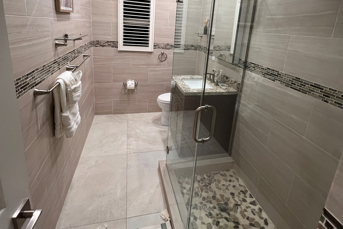 Bright, clean, and easy — the shared hall bath keeps everyone moving 🚿
