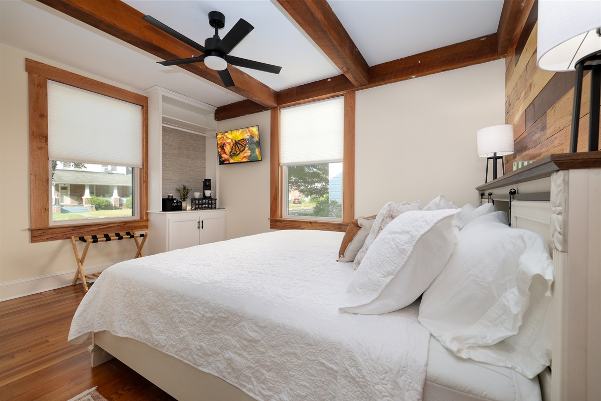 Main bedroom with King bed, coffee station and ensuite bathroom-Main level