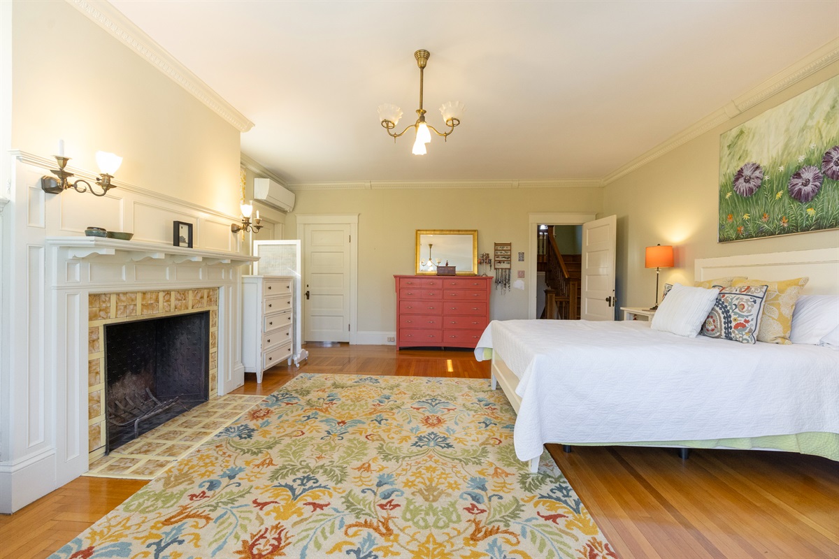 Master bedroom with a cozy queen-size bed.