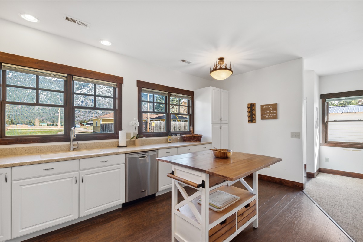 Sunlit space with mountain views, perfect for culinary adventures!