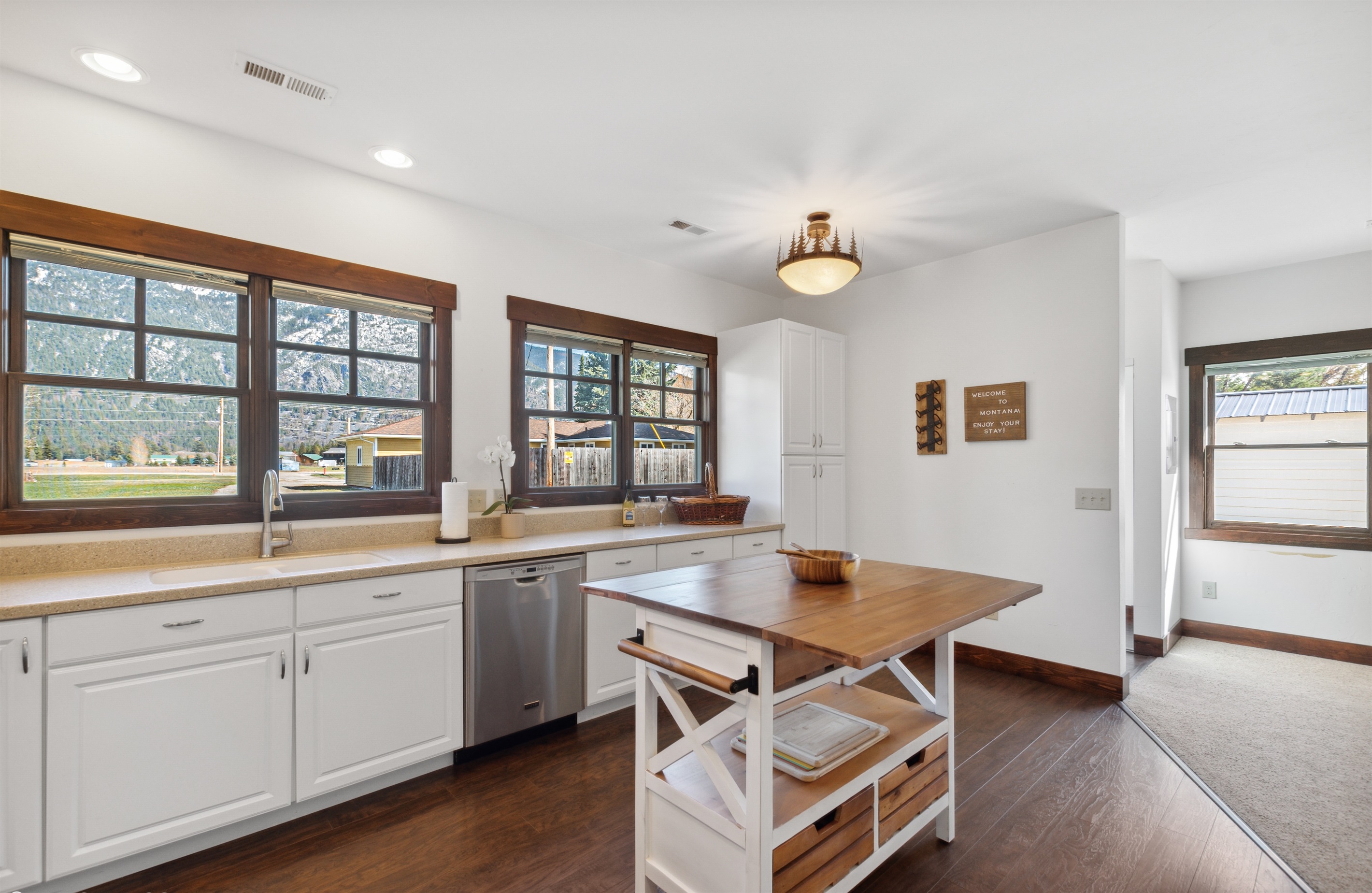 Sunlit space with mountain views, perfect for culinary adventures!