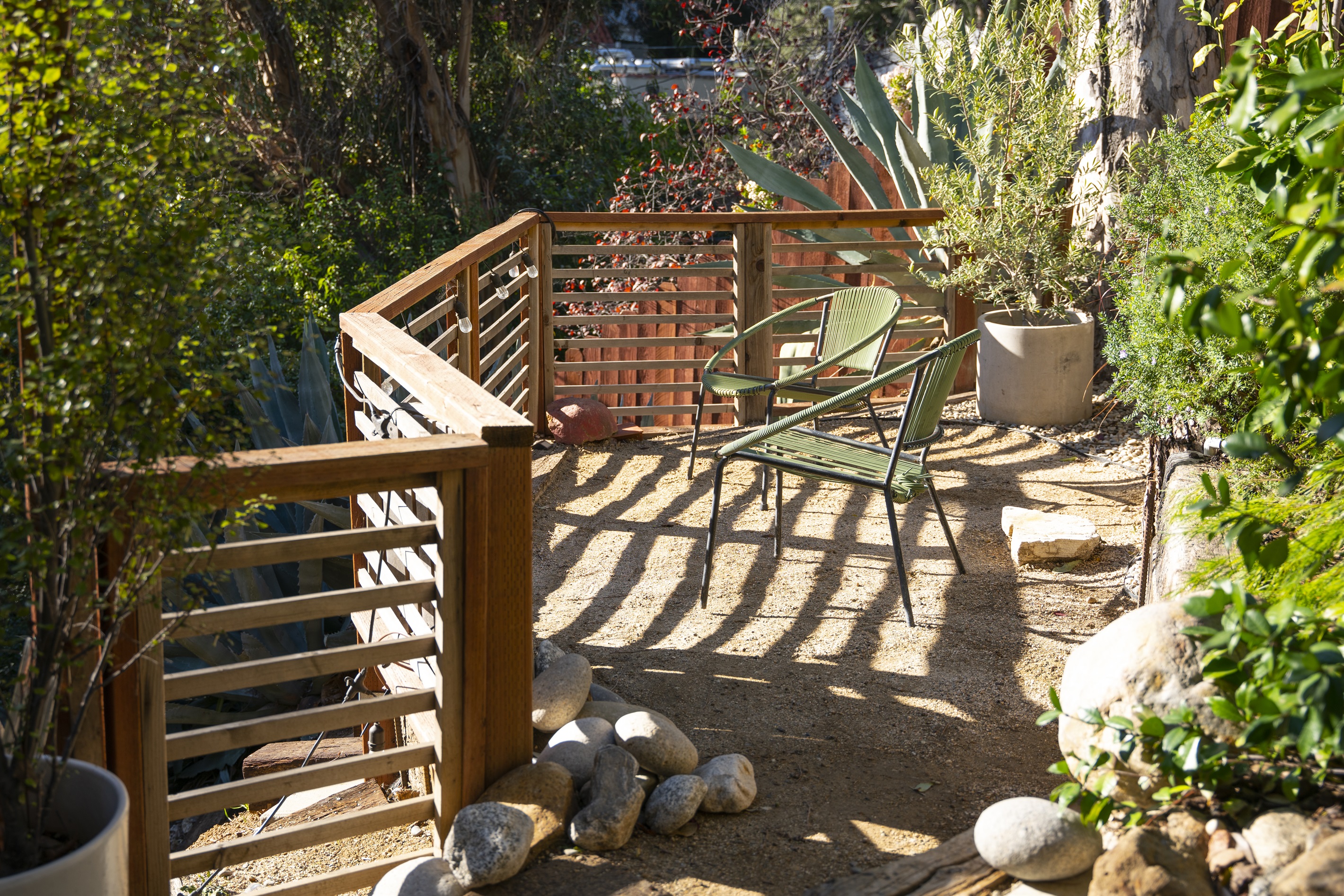 "Al Fresco Bliss: Enjoy the Outdoors in a Vintage-chic Setting"
