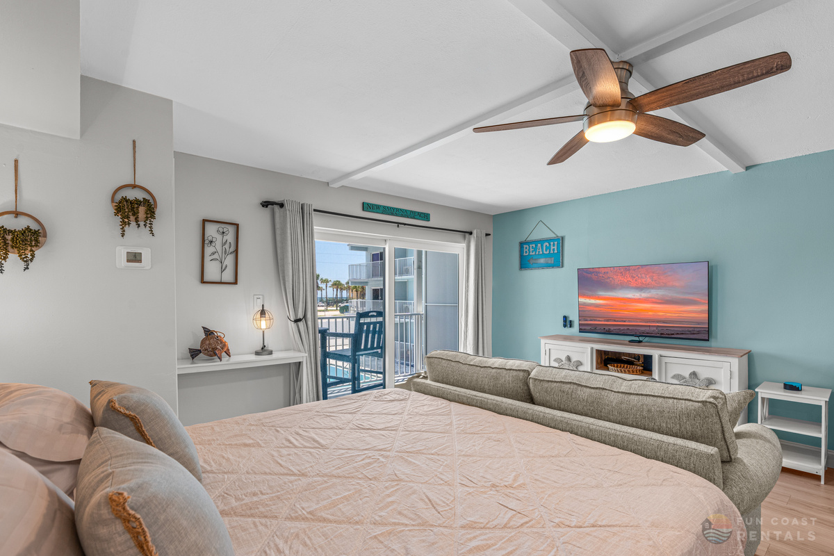 Studio with King Bed, Lounging Area and Smart TV