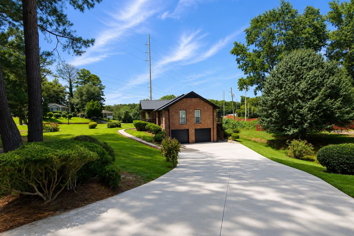 Full photo of very spacious driveway (Garage is staff only, no guest access)