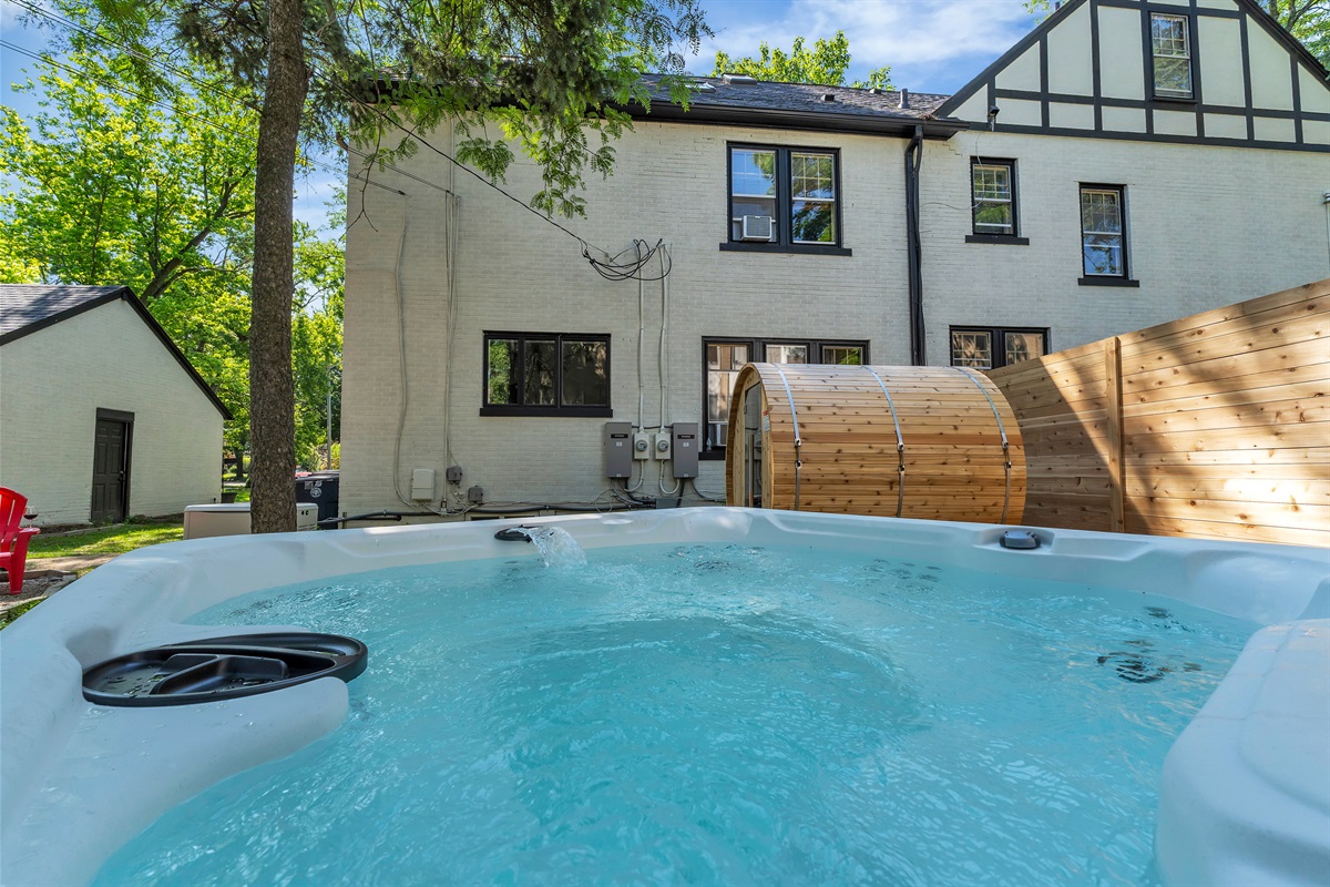 Enjoy a peaceful evening in the Hot-Tub