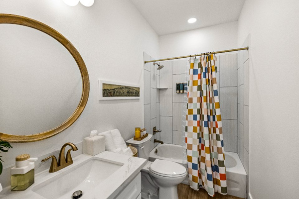 Vintage Galveston ensuite bathroom, tub and shower.