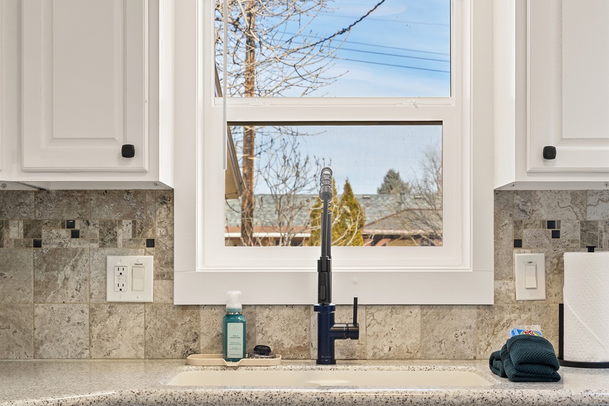 Fully stocked kitchen!