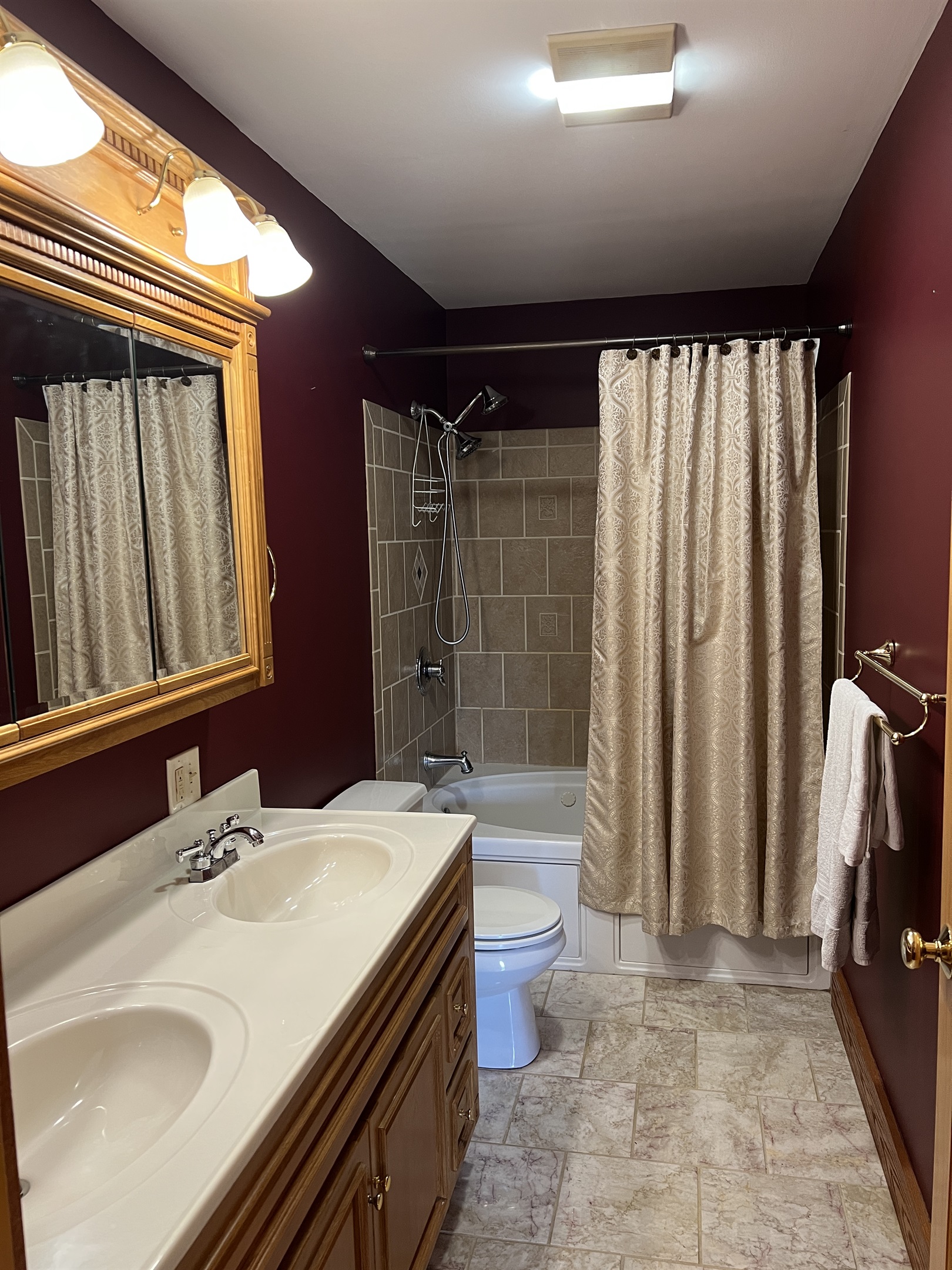 2nd floor bath w/ jetted tub/shower