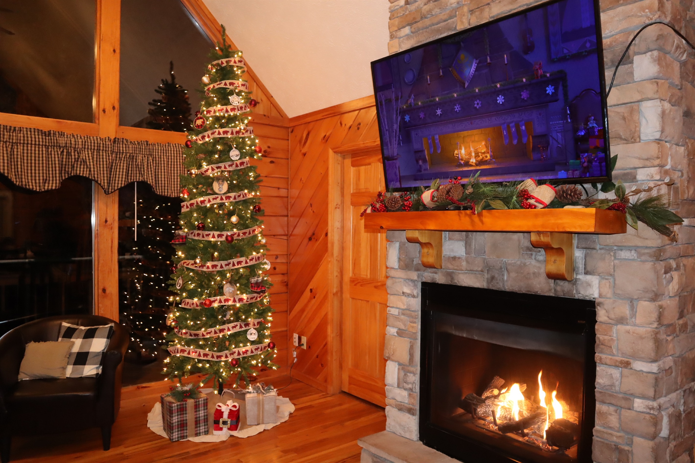 Holiday-ready mountain retreat with all the cozy cabin vibes you’re dreaming of