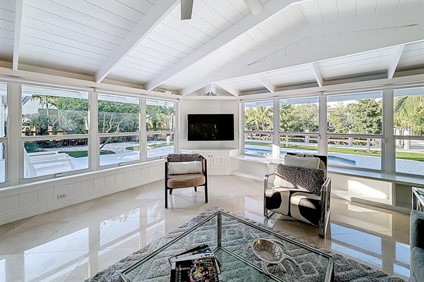 TV with Hulu and easy pool access out the side door. 